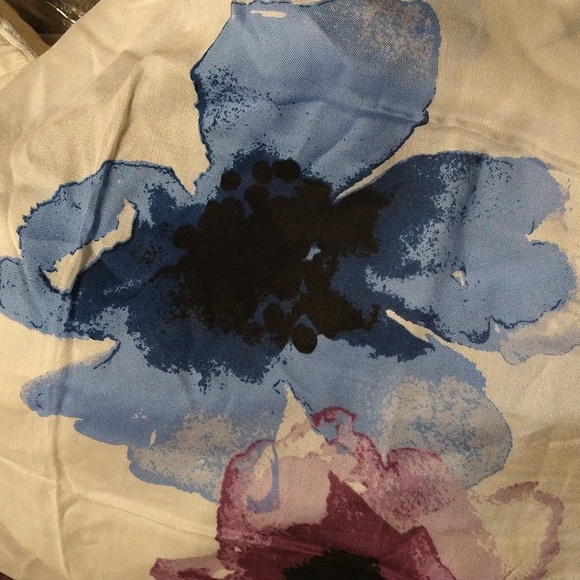 🧣 CHICO’S FLORAL SCARF 🧣 - Picture 3 of 7